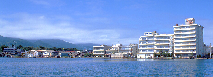 吉田家 加茂湖からの外観